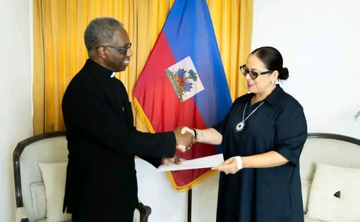 Les copies figurées du représentant du Saint-Père en Haïti reçues par la ministre Forbin