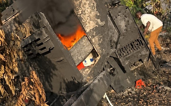 Mirebalais : le blindé de la PNH incendié la semaine dernière est complètement détruit