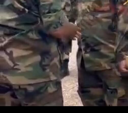 Devant les médias, deux militaires déchus de leur grade pour un vol en patrouille