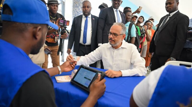 Le chef du gouvernement s’inscrit sur le Registre électoral et encourage la participation citoyenne