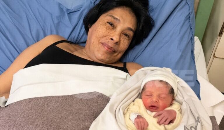 À 62 ans, Mabel donne naissance à son premier enfant après un long parcours médical