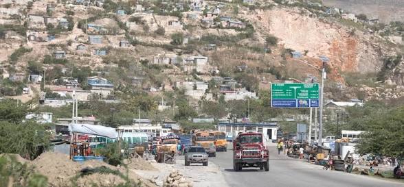 Des hommes armés bloquent la Route nationale #1 à Carriès, Arcahaie sous la menace des gangs venus de Montrouis